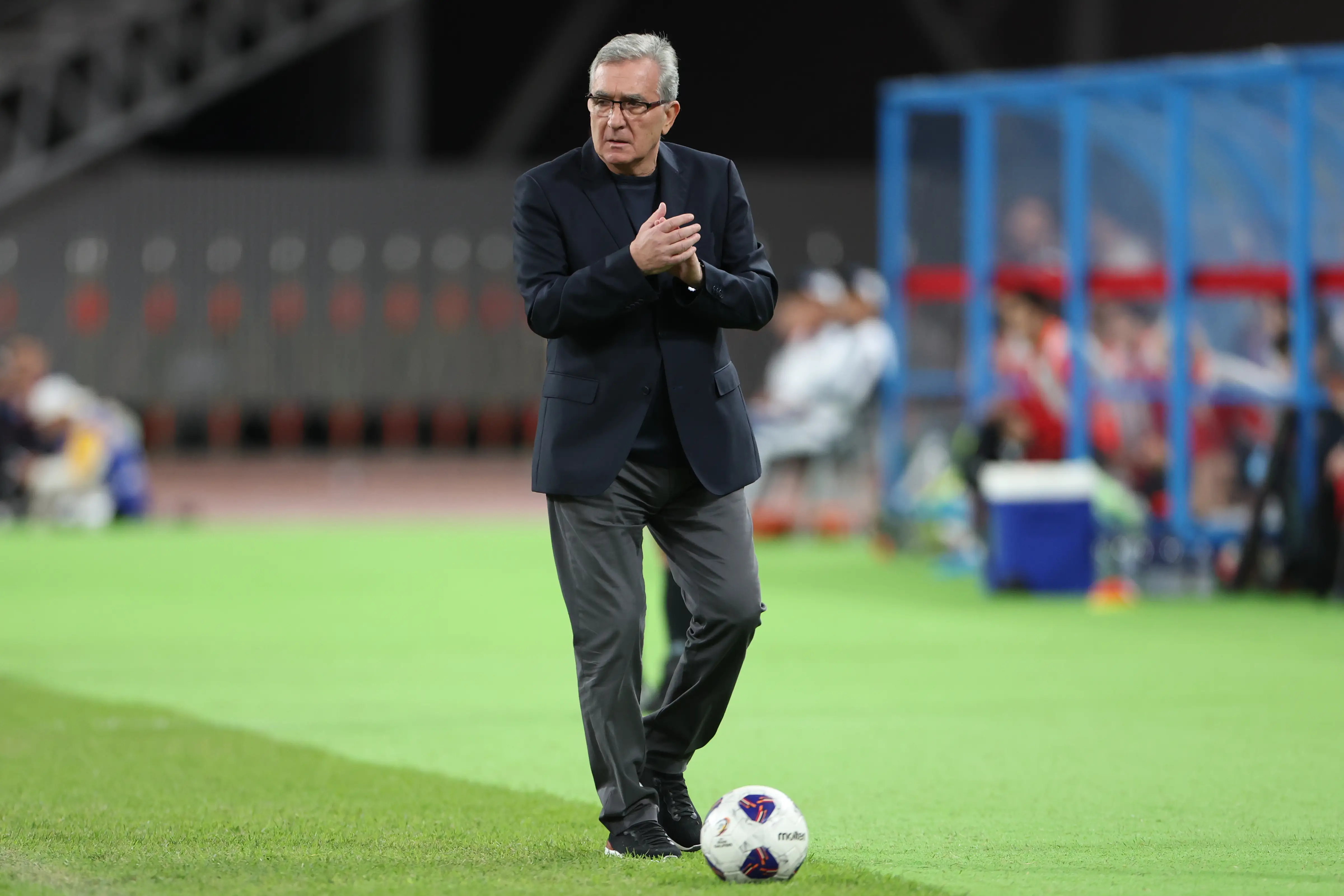 关于亚洲队球员奋发拼搏，挑战赛场连连获胜的信息