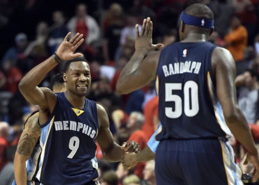 开云体育登录-活塞队惨败给灰熊队，战绩继续下滑