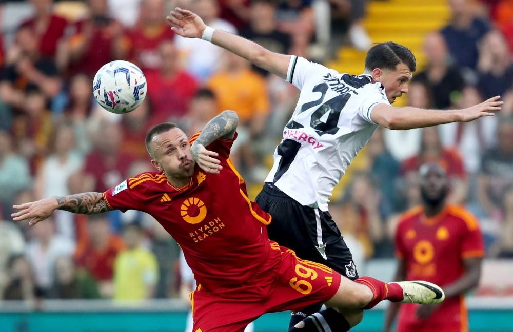 足球赛场紧张瞬间,球队表现持续火热的简单介绍 足球赛场紧张瞬间,球队表现持续火热的简单介绍