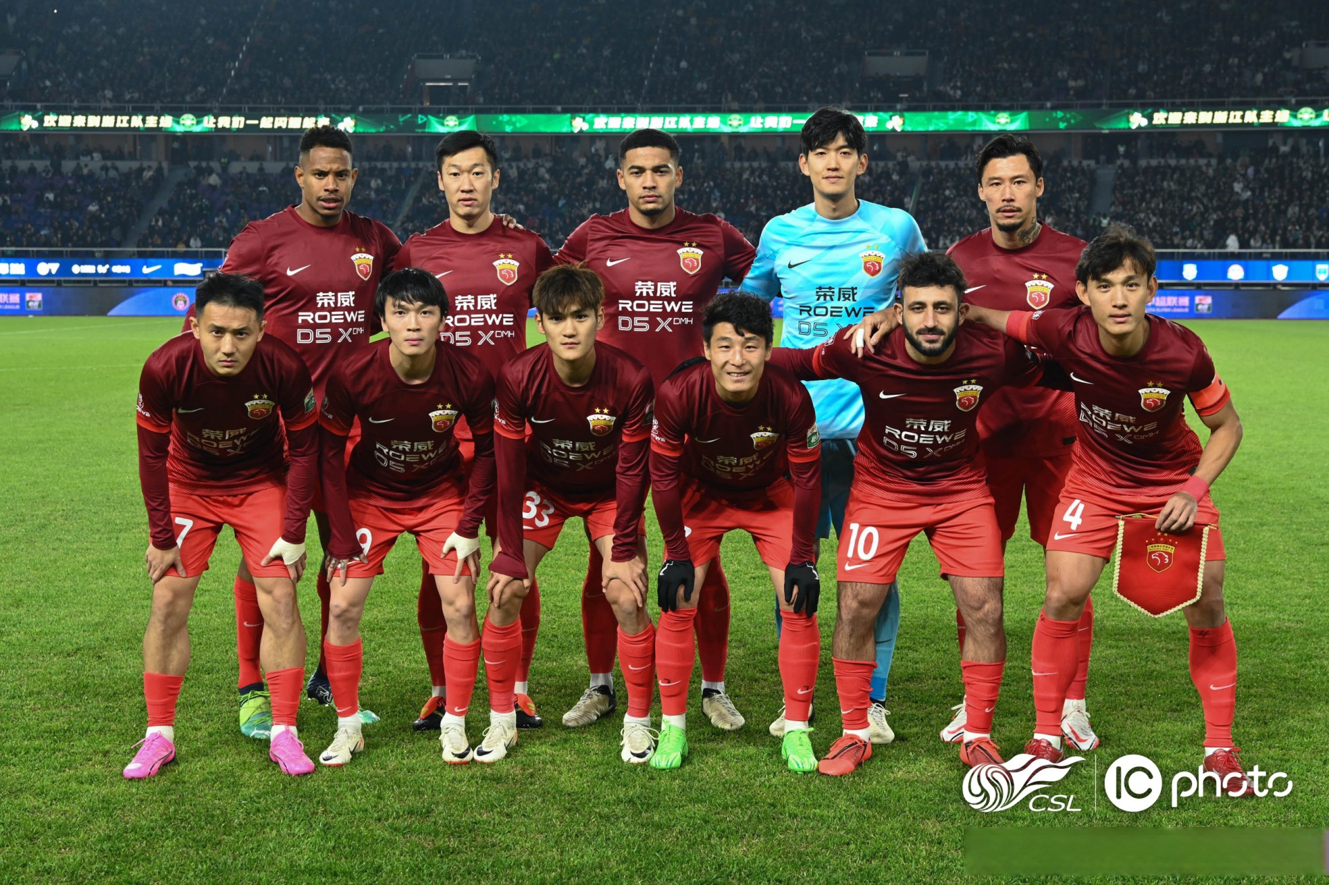 赛场上惊现战绩逆转,球迷掌声不断 赛场上惊现战绩逆转,球迷掌声不断