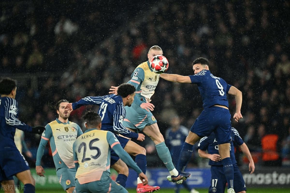 球队在关键比赛中击败对手，晋级下一轮