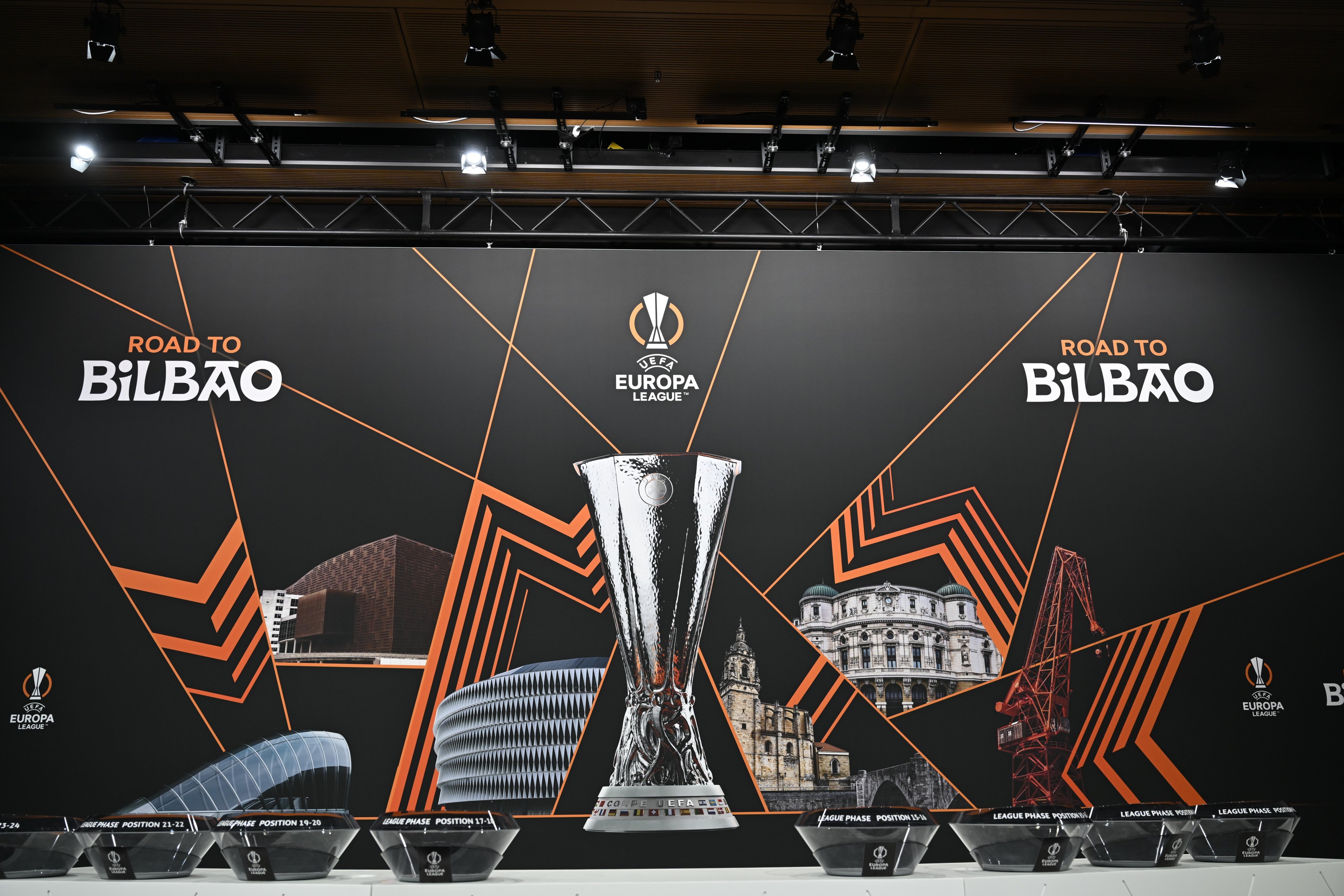 灯红酒绿的欧冠派对，赛场内外尽显风采的简单介绍