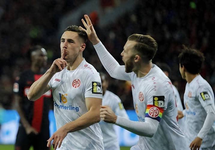 斯图加特队员表现抢眼,球队士气正高的简单介绍 斯图加特队员表现抢眼,球队士气正高的简单介绍