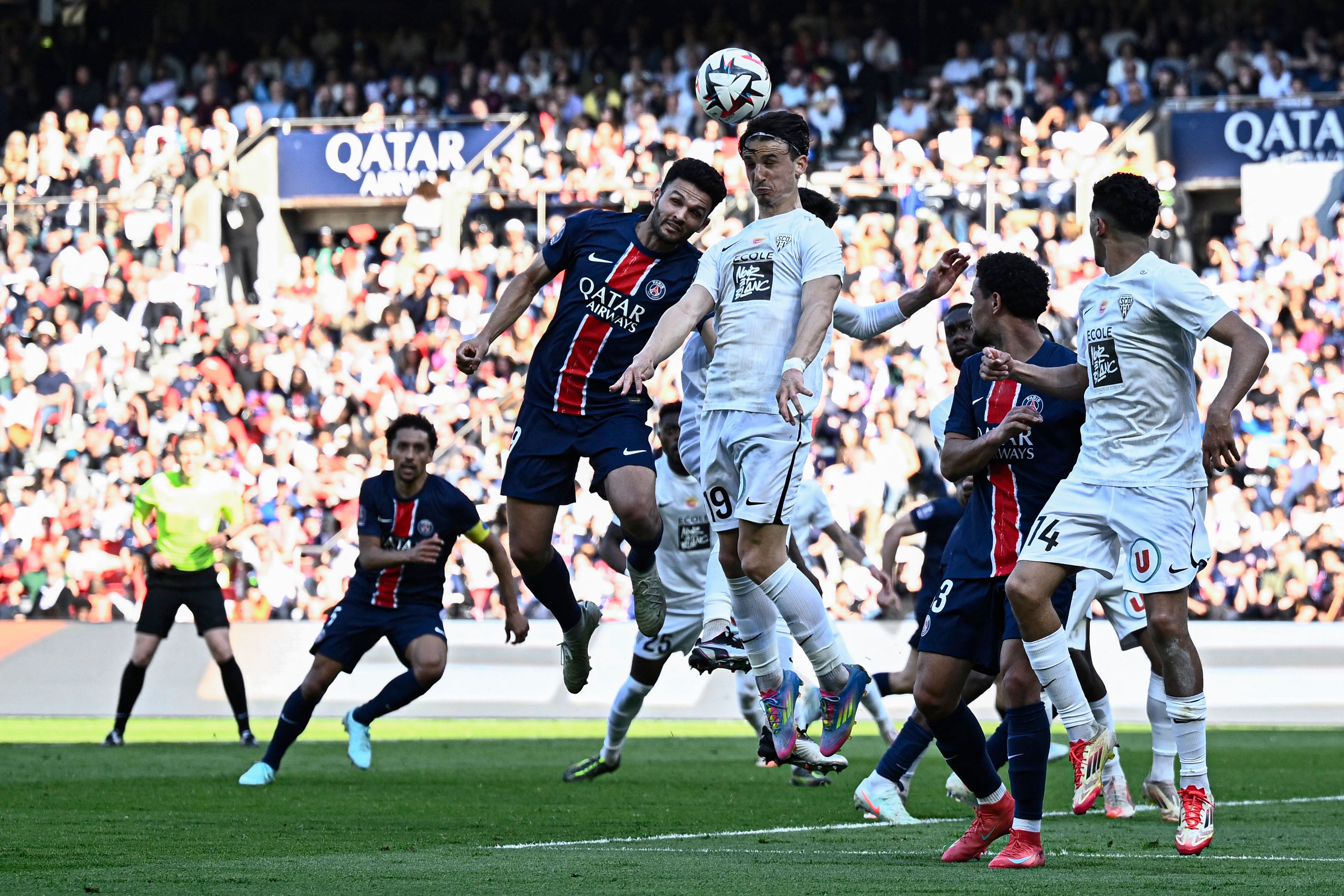 包含法国杯赛火热进行：巴黎圣日耳曼取得大胜，摩纳哥险胜的词条