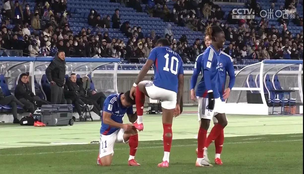 开云体育-关于欧国联比赛中主教练因身体不适离场的信息