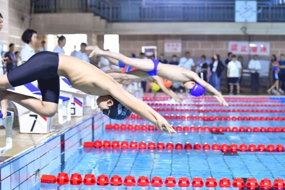 关于游泳比赛精彩纷呈,选手们展现实力的信息 关于游泳比赛精彩纷呈,选手们展现实力的信息