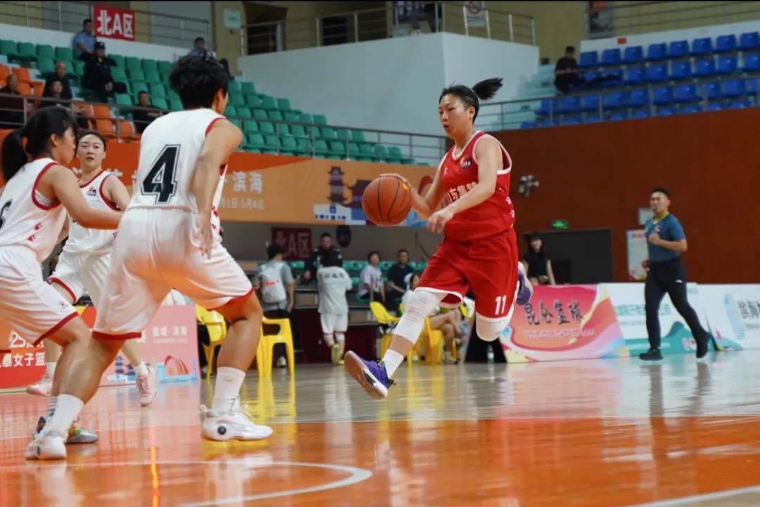 开云体育APP下载-职业篮球联赛淘汰赛展开，各队尽显实力