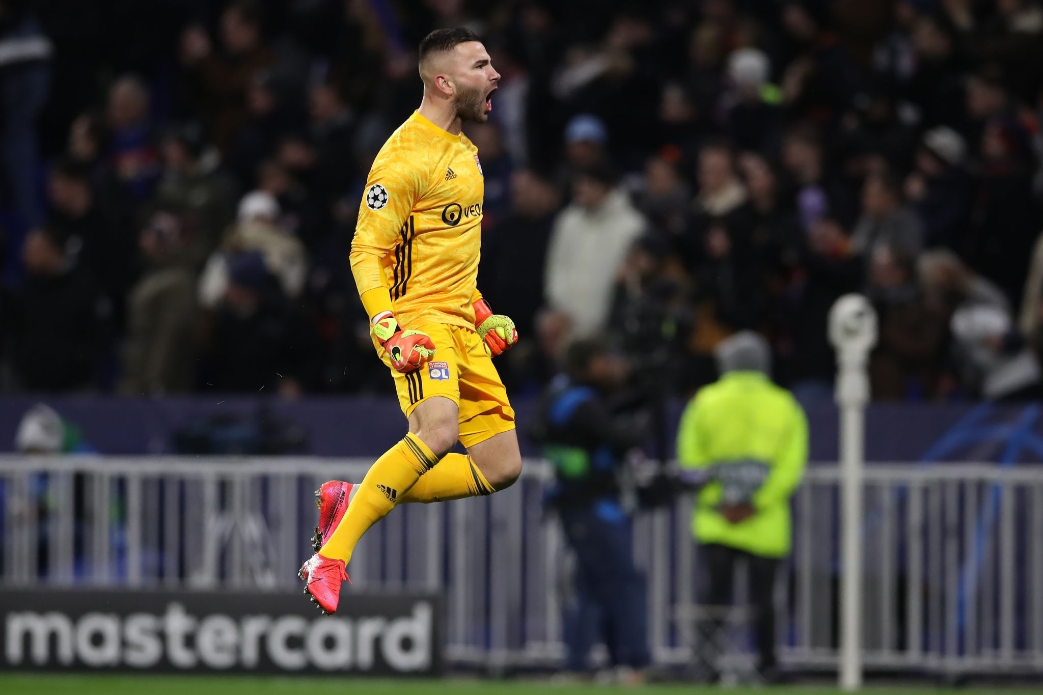 包含里昂凭借实力击败对手,稳固领先的词条 包含里昂凭借实力击败对手,稳固领先的词条