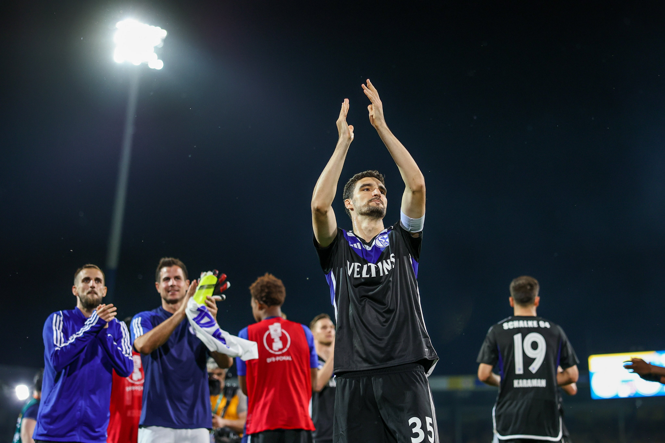 开云体育中国-沙尔克队在最近一场胜利中表现出色