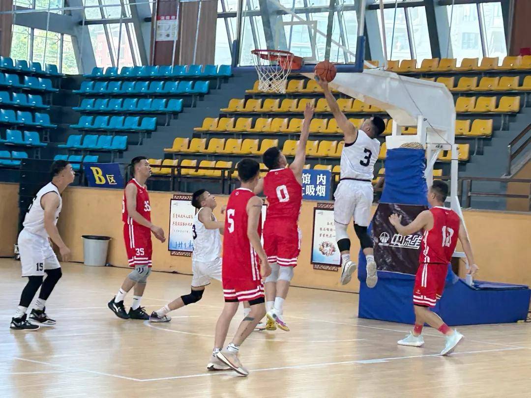 篮球赛事精彩纷呈,观众掌声连连 篮球赛事精彩纷呈,观众掌声连连