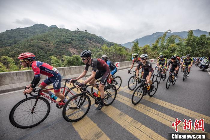 乌克兰代表团在自行车比赛中领跑 乌克兰代表团在自行车比赛中领跑