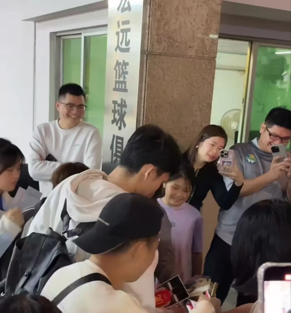 开云体育平台APP-球队助教爆料内幕引发球迷好奇的简单介绍