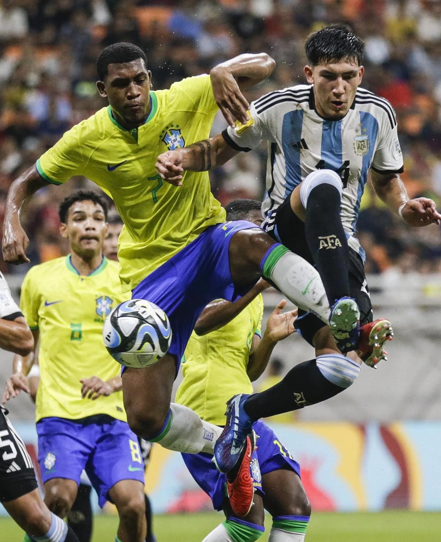 开云体育-巴西队在国际比赛中斩获奖杯