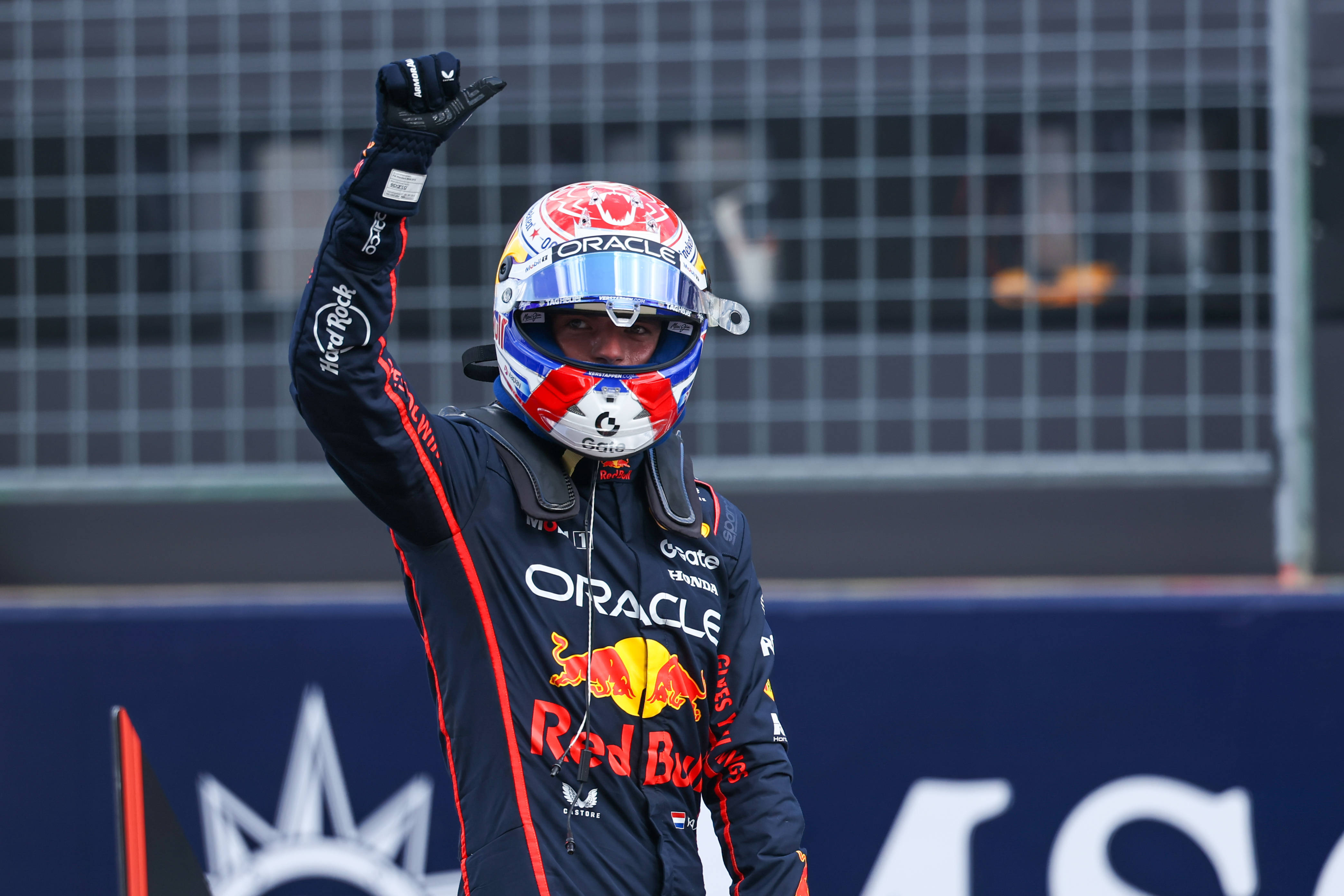 红牛车队险胜法拉利,塞恩斯扛起全队 红牛车队险胜法拉利,塞恩斯扛起全队