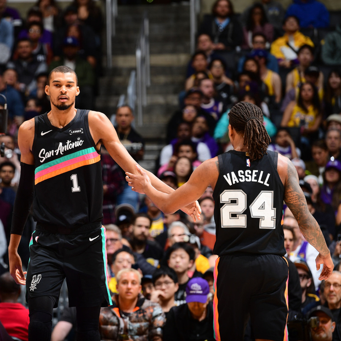 开云APP-湖人对阵奇才，文班亚马状态火热