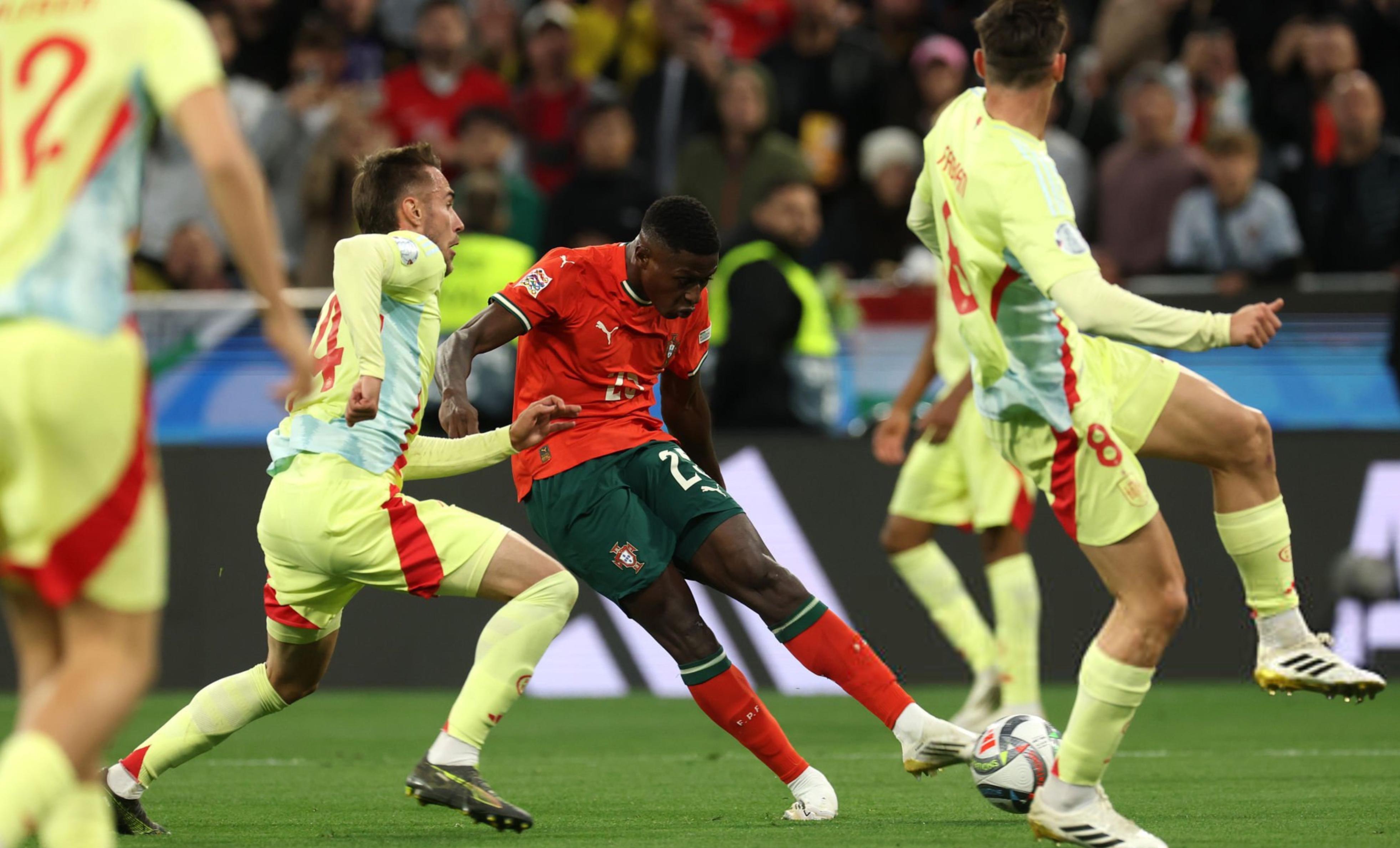 开云官网-西班牙爆冷葡萄牙，富安健洋贡献制胜表现